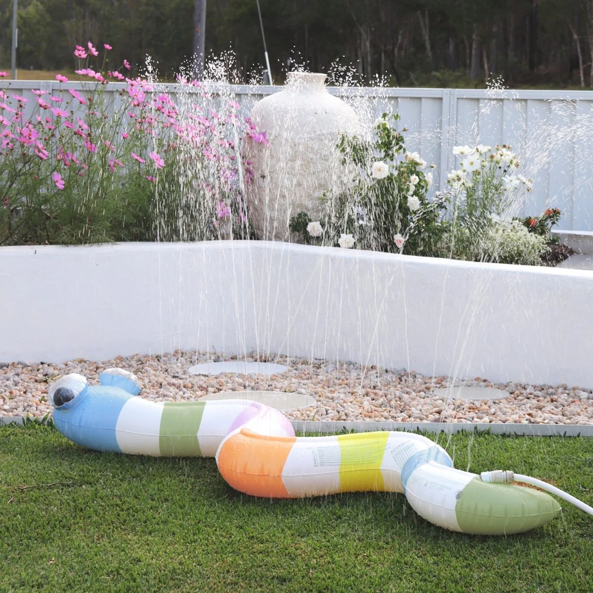 INFLATABLE, SNAKE SPRINKLER INTO THE WILD