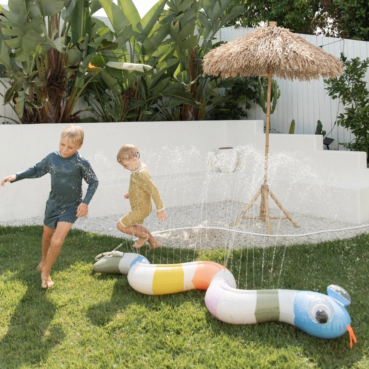INFLATABLE, SNAKE SPRINKLER INTO THE WILD